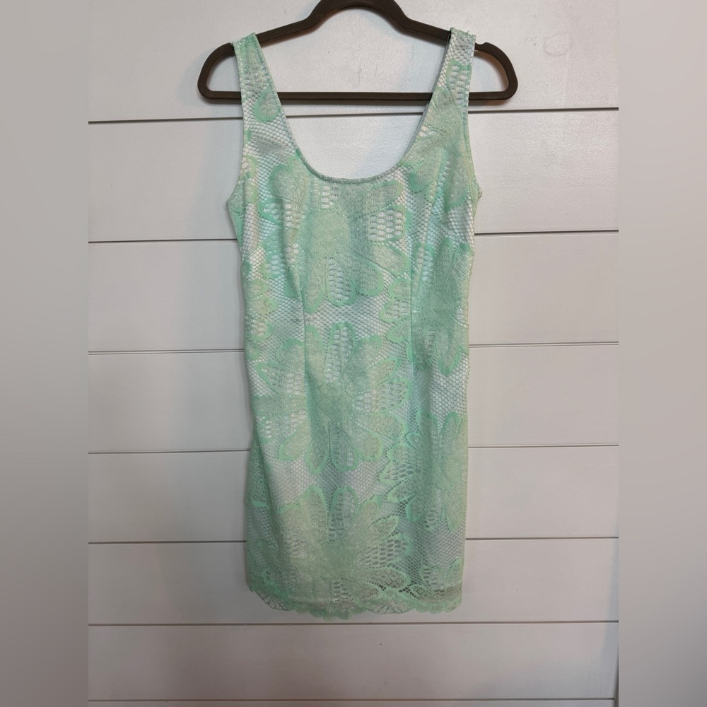 Lilly Pulitzer Lonnie Iridescent Daisy Lace Shift Dress
Size 4 - Picture 2 of 9